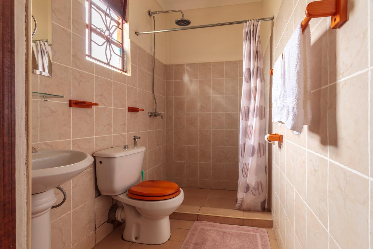 Airport Guesthouse Ентеббе Екстер'єр фото